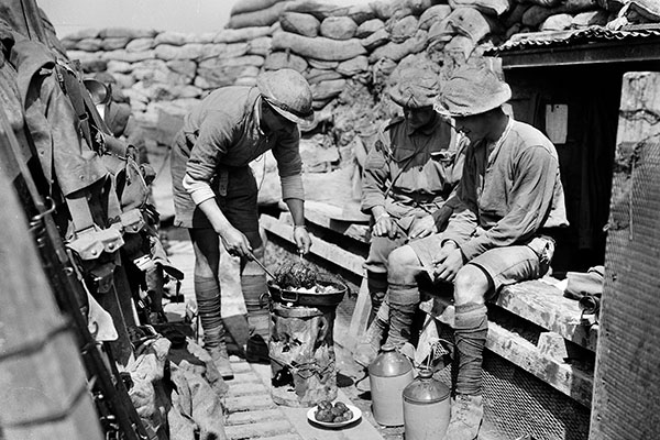 Anzacs cooking in trenches